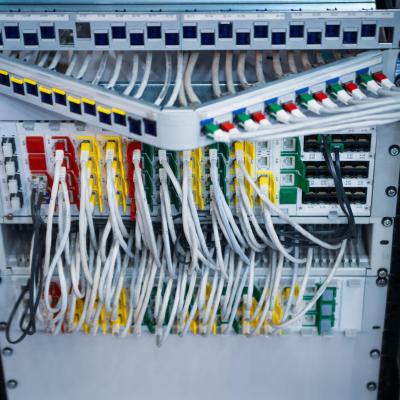 Installation strukturierter Netzwerkverkabelung in einem Gebäude