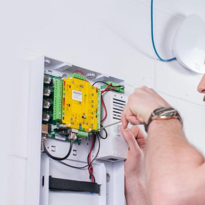 Zentrale Unterbringung von Alarmtechnik in einem Serverschrank