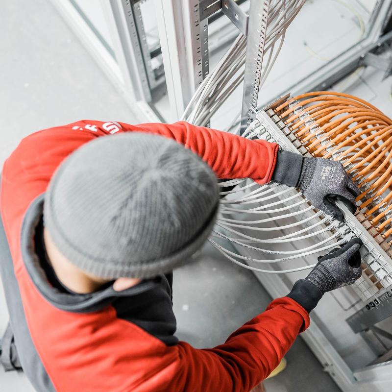 Übersichtlich strukturierter Serverschrank mit sauberem Kabelmanagement