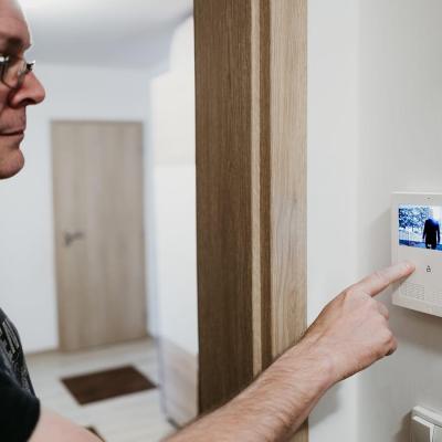 Nachgerüstete Video-Türsprechanlage an einem bestehenden Gebäude