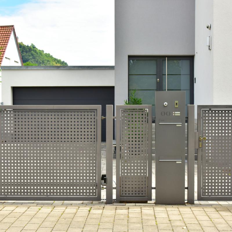 Videoüberwachung einer Zufahrt zu einem Gewerbeobjekt mit IP-Außenkamera
